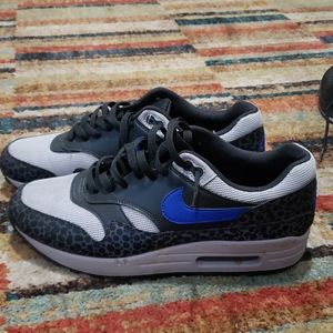 Nike sneakers lightly worn